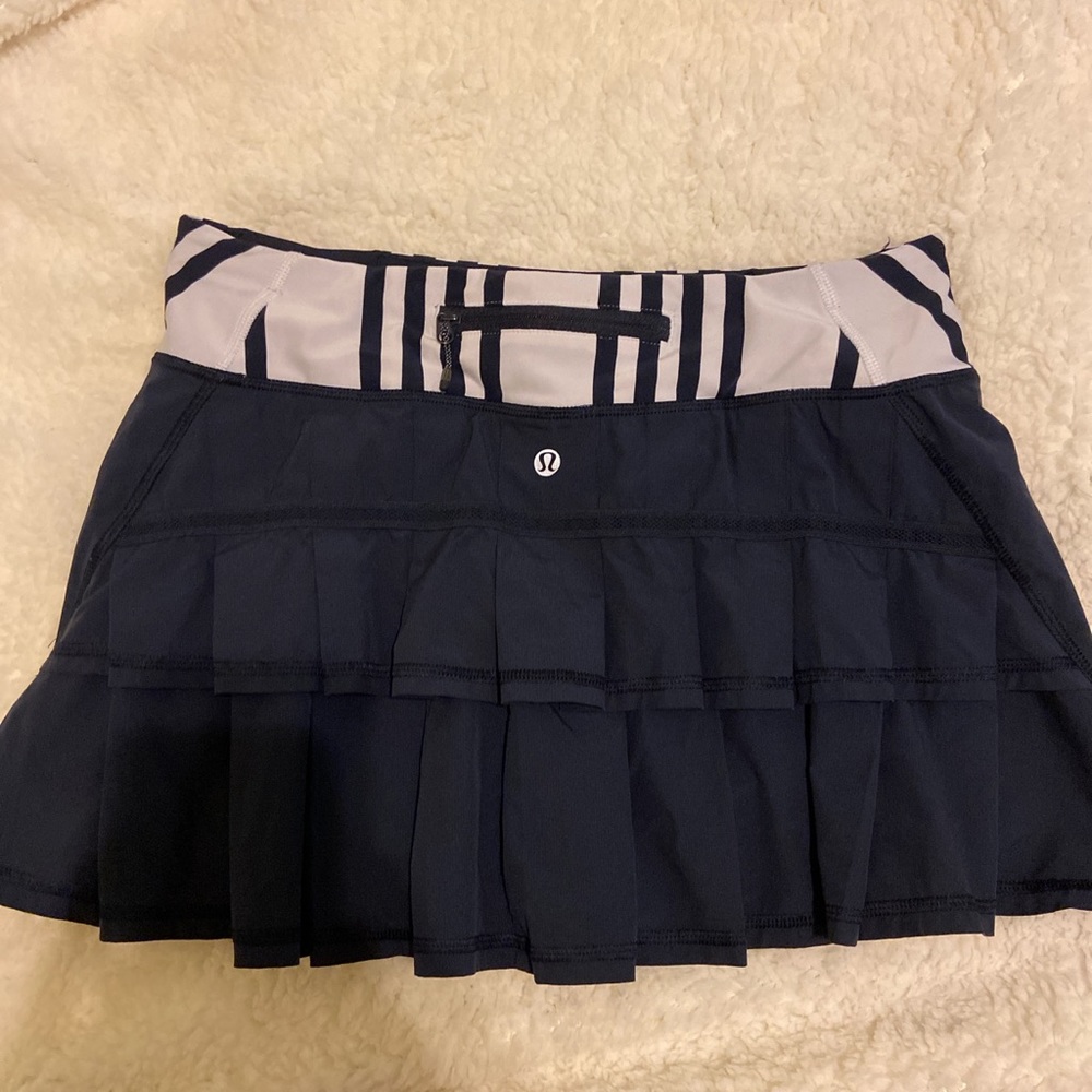 Lululemon size 6 skirt